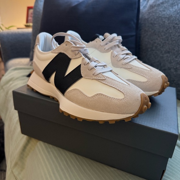 New Balance Moonbeam and Black 327 Sneaker - Picture 9 of 11